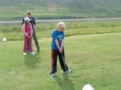 Ásgrímur æfir golf með Drífu og Andrés í bakgrunni